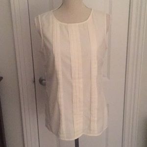 💰3/$24 Banana Republic cream tank with pleats